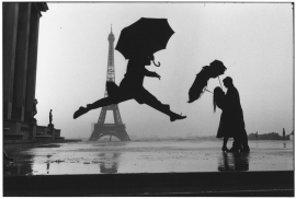 Elliott Erwitt - Paris, 1989, umbrella jump 
